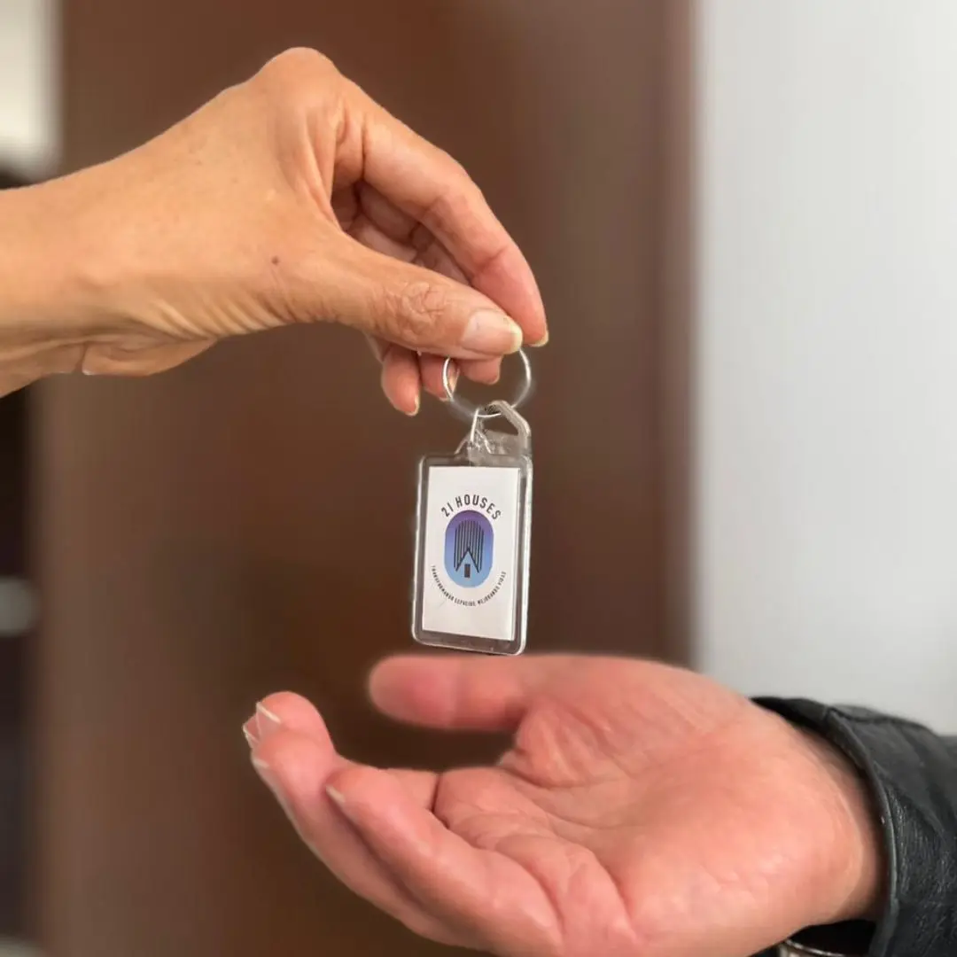 Entrega de llaves con el llavero de 21 Houses